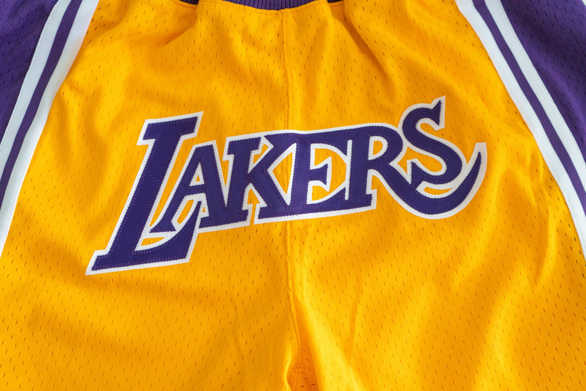 Custom Mitchell & Ness Los Angeles Lakers 1996-1997 "LAKERS" Shorts (Home)