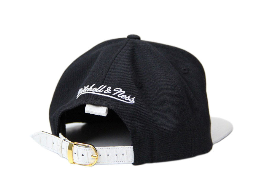 Custom Mitchell & Ness Chicago Bulls Basic Logo White Strapback